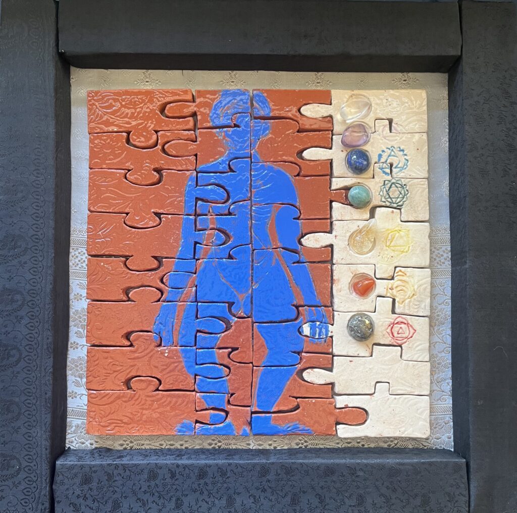 _Pezzi di corpo spirituale_2024_ceramica, pietre in teca rivestita di seta_40x40 cm